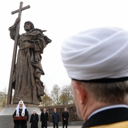ФОТО: Путин открыл в Москве памятник князю Владимиру