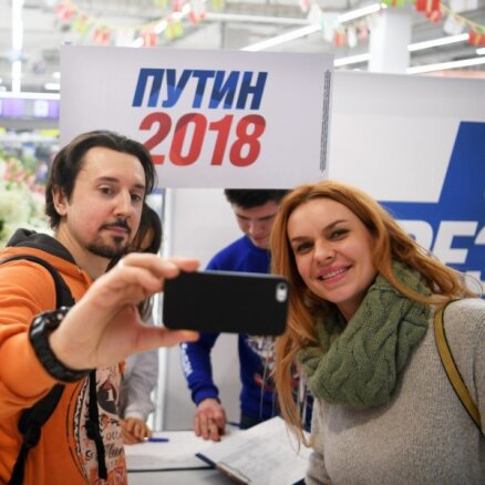 Referendums par skolu sestdienās un selfiju konkurss: kā Kremlis vilina vēlētājus