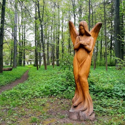 Galēnu muižas parks, kas pārsteigs ar koka skulptūrām