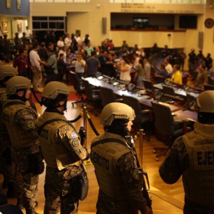 Foto: Salvadoras parlamentā ielaužas bruņoti policisti un karavīri