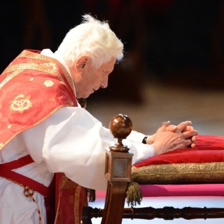 Бенедикт XVI: человечество погружается во тьму