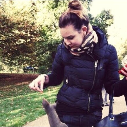 Ušakova sievai Londonā uzklūp aptrakušas vāveres