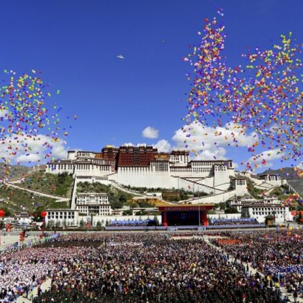 Foto: Ķīna sarīko vērienīgu parādi, atzīmējot komunistu valdības izveidi Tibetā