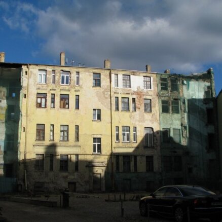 Cīņa ar graustiem Rīgā – dome īpašniekiem piedraud ar bargiem sodiem un ēku nojaukšanu