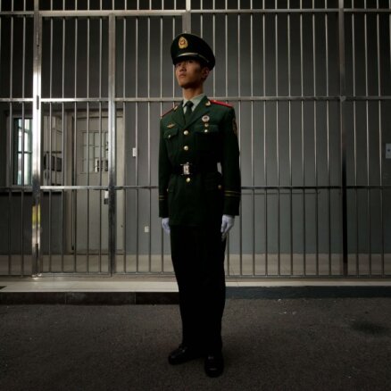Uiguru pāraudzināšanas nometnēs Ķīnā sievietes tiekot sistemātiski izvarotas