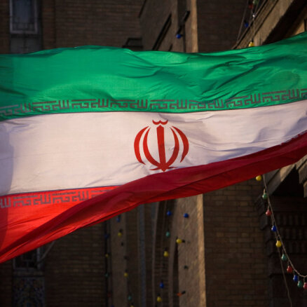 Irāna spēj izgatavot atombumbu, bet vēl nav lēmusi to darīt, pauž amatpersona