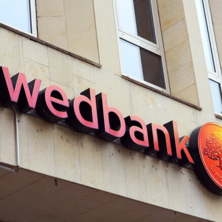 'Swedbank' peļņa pirmajā pusgadā mazāka kā pērn