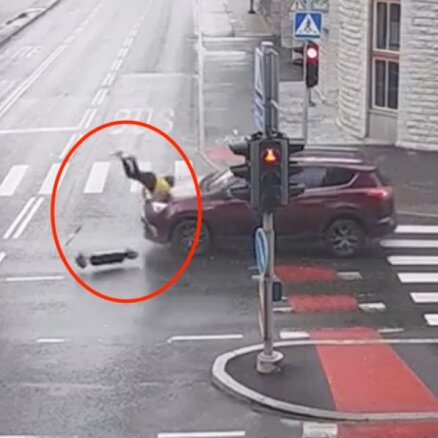 Video: Tallinā automobilis notriec luksoforu ignorējušu skrejriteņa braucēju