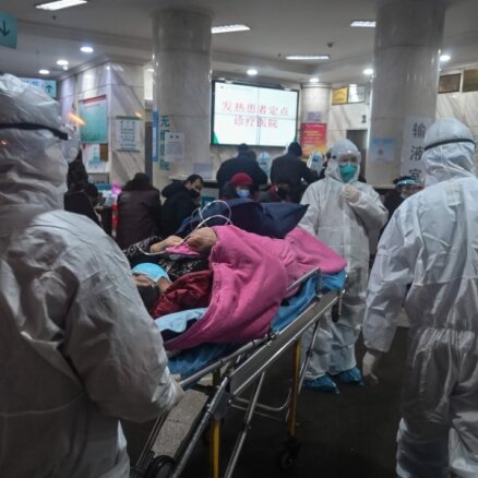 Ķīnā ar koronavīrusu mirušo skaits pieaudzis līdz 56 cilvēkiem