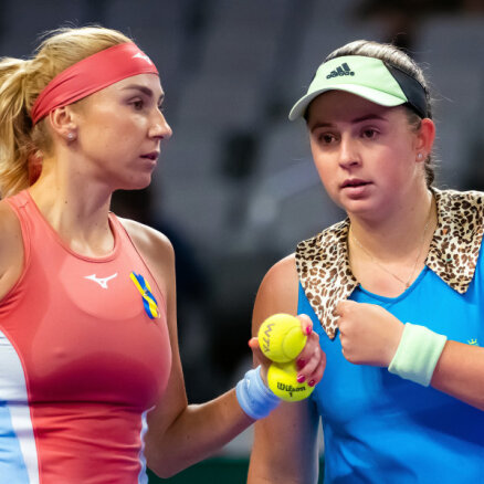 Ostapenko un Kičenoka nepārvar WTA finālturnīra dubultspēļu sacensību pusfinālu