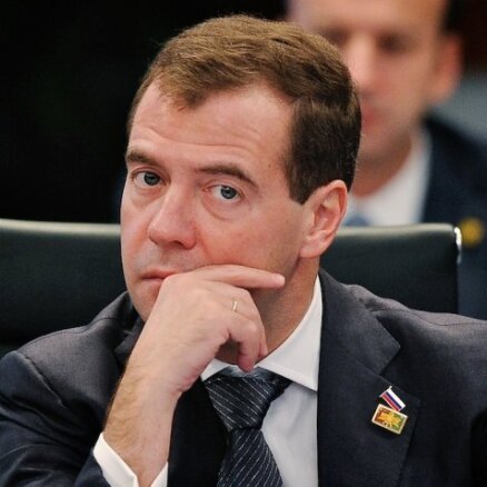 Медведев призвал выбрать "эффективного" президента