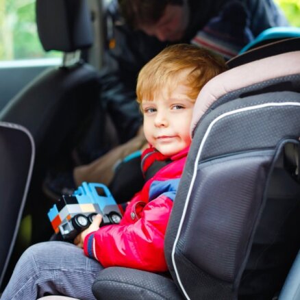 Sēžam sastrēgumā: idejas rotaļām ar bērnu automašīnā