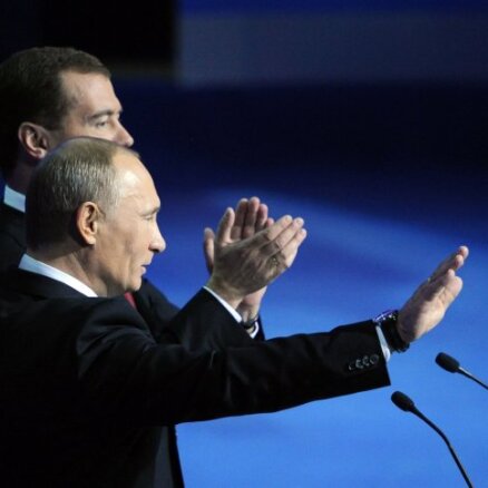 Песков поправил Говорухина: Медведев не "помалкивает"