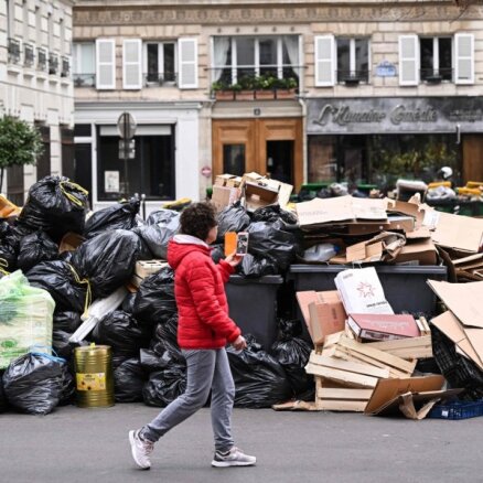 Parīzē streiko atkritumu savācēji, ielās uzkrājušies tūkstošiem tonnu atkritumu