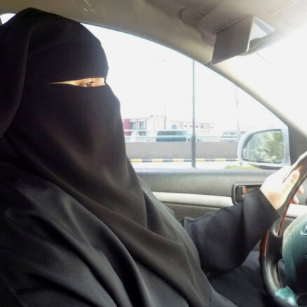 Saūda Arābijā no svētdienas sievietēm ir atļauts vadīt auto