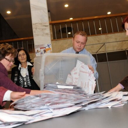 Foto: Iet vaļā 12.Saeimas vēlēšanu balsu skaitīšana