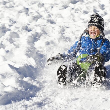 Ragaviņu un slēpošanas laiks! Ārstu ieteikumi bērnu drošībai ziemā