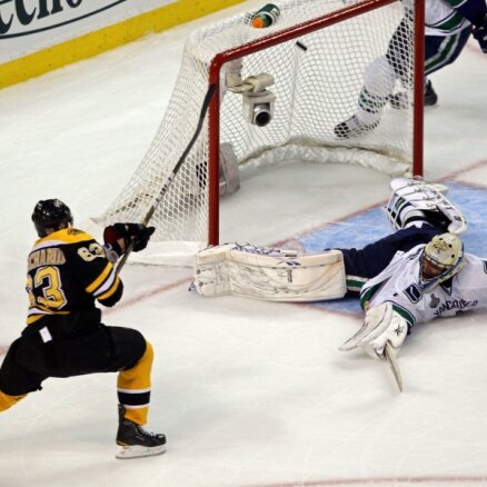 Negaidīti graujošu uzvaru NHL  finālsērijā gūst 'Bruins' hokejisti