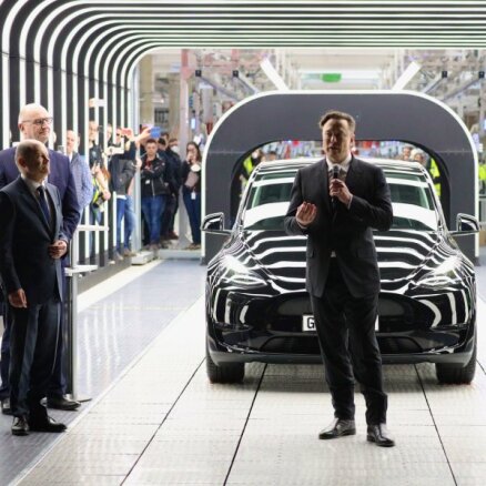 Īlons Masks ieradies Berlīnē atklāt 'Tesla' pirmo 'gigarūpnīcu' Eiropā