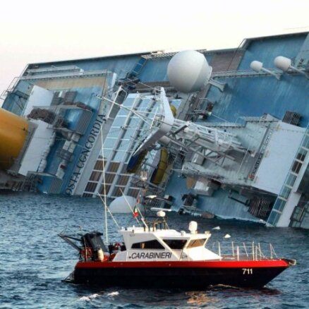 Fotoreportāža: kruīzu kuģa avārija pie Itālijas krastiem un cietušo glābšana