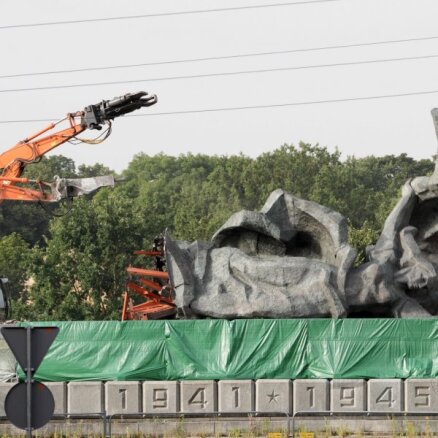 ФОТО. В парке Победы демонтирована статуя женщины