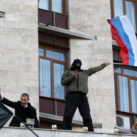 Протесты в Донецке и Луганске: российские флаги, захват зданий органов власти (+ФОТО)