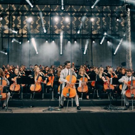 Foto: 90 'Melo-M Mega orķestra' čellisti pieskandina Mežaparka Lielo estrādi