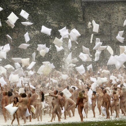 800 голых женщин и мужчин дрались подушками в замке Гаасбек