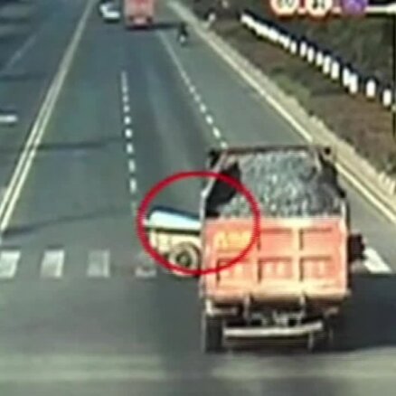 Video: Ķīnā pēc sadursmes ar kravas auto traktoriņš 'sašķīst lupatās'