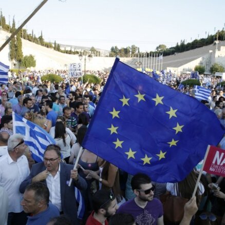 Foto: Atēnās notiek plašas demonstrācijas pret un par Grieķijas kreditoru priekšlikumiem