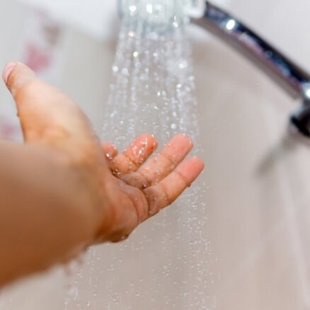 Lai ūdens plūstu bez šķēršļiem: padomi dušas galvas tīrīšanai