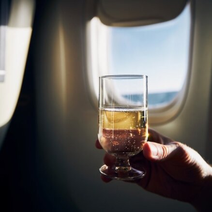 Vīna degustācija virs mākoņiem – 2023. gadā lidojumus uzsāks 'vīna ražošanas lidsabiedrība'