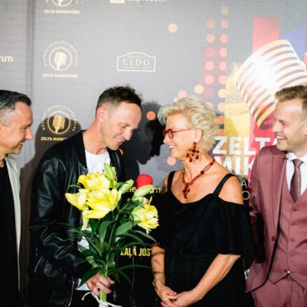 Foto: 'Zelta Mikrofona' laureātu koncertā uzstājas Latvijas skatuves zvaigznes