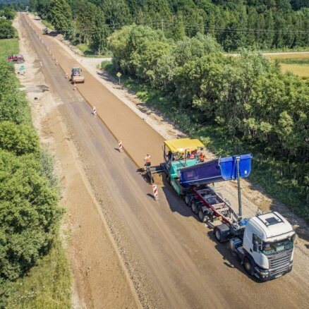 Būvdarbi turpinās 45 Latvijas ceļu posmos; aicina plānot papildu laiku ceļā