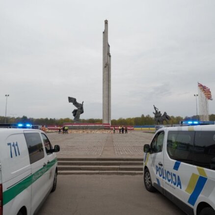 "Толерантности нет": Полиция перекрыла доступ к Памятнику освободителям в Риге