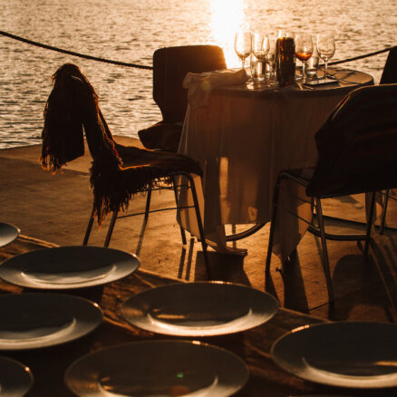 Populāri pašmāju šefpavāri servēs vakariņas uz plosta Kāla ezerā