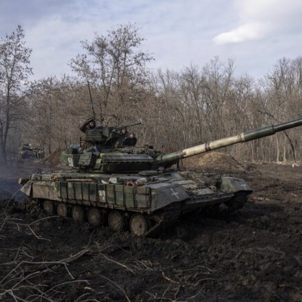 Dubļainie ceļi apgrūtina Ukrainas spēku apgādāšanu Bahmutā, ziņo Lielbritānija