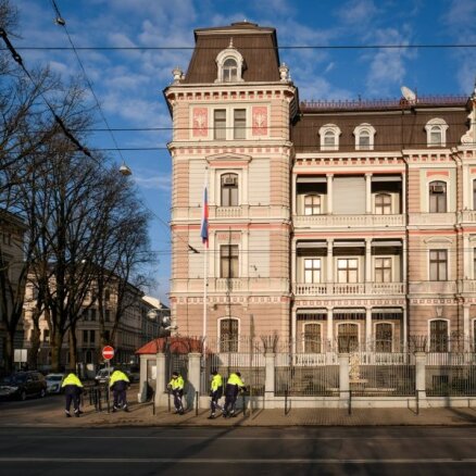 Cilvēki iepretim Krievijas vēstniecībai Rīgā sanesuši un nolikuši sadzīves priekšmetus