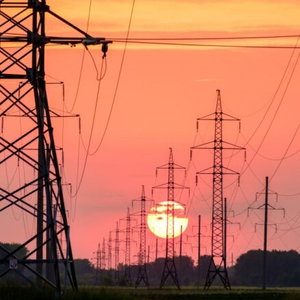 EK vēlas ierobežot energouzņēmumu pārmērīgos ienākumus no augstajām elektrības cenām