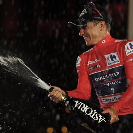 Evenepūls ar triumfu 'Vuelta a Espana' izcīna karjeras lielāko panākumu