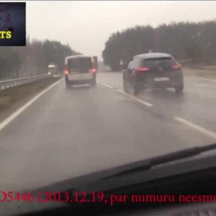 Video: Policijas auto milzu ātrumā traucas pa Daugavpils šoseju
