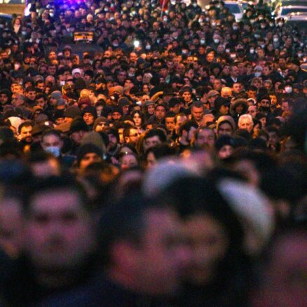 Tūkstošiem armēņu demonstrācijās pieprasījuši Pašinjana atkāpšanos