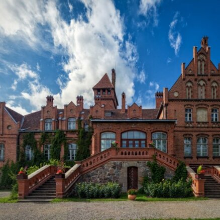 Похотливый барон, жертвоприношения и утопленница в белом: Шесть историй о привидениях, живущих в латвийских замках