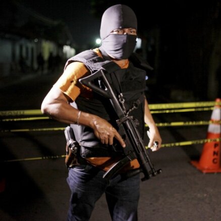 Vardarbīgā Centrālamerika: Salvadorā asinsizliešana sasniedz pilsoņu kara apmērus