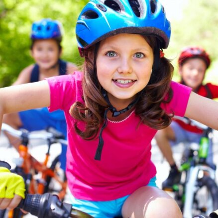 Bērniem līdz 12 gadiem, braucot ar velosipēdu, aizsargķivere ir obligāta