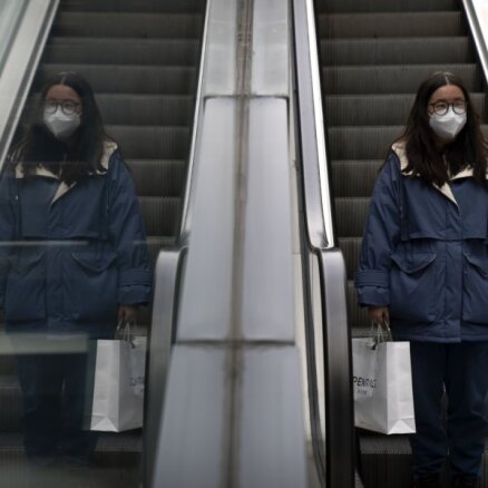 Pasaules Veselības organizācija iesaka lidojumos atsākt vilkt maskas