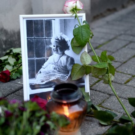 Foto: Pie Lielbritānijas vēstniecības Rīgā gulst ziedi Elizabetes II piemiņai