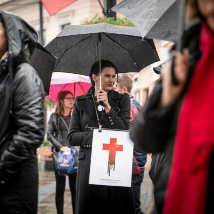 Tūkstošiem poļu sieviešu demonstrācijās aizstāv tiesības uz abortiem