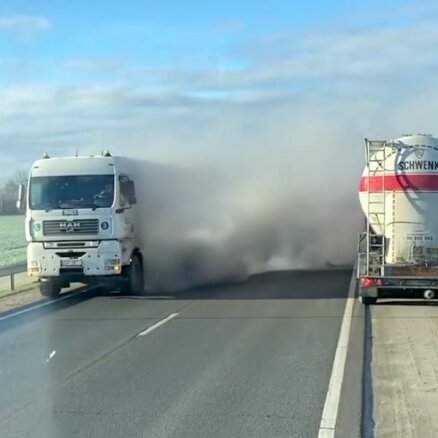 Video: Grobiņā pa šoseju brauc degošs kravas auto