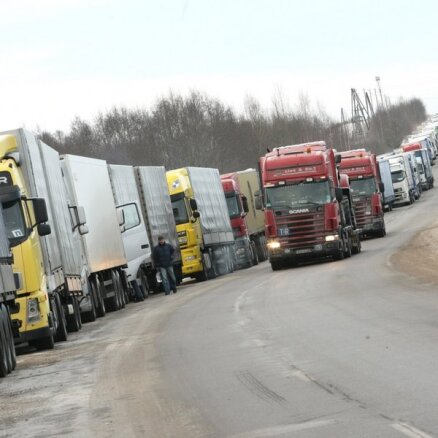 Таможня предупреждает об очередях грузовиков на латвийско-российской границе